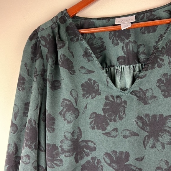 Ava & Viv Woman’s 1X Blouse Long Sleeve Split neck floral button sleeve closure - Picture 3 of 7